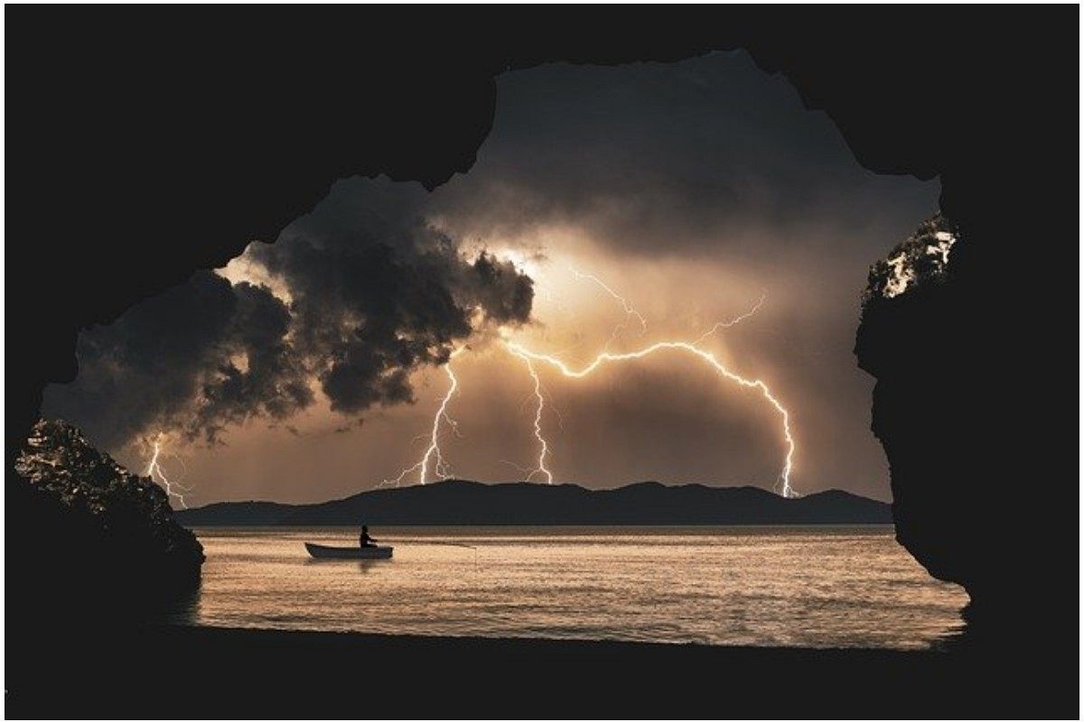 落雷の夢は何を暗示している?