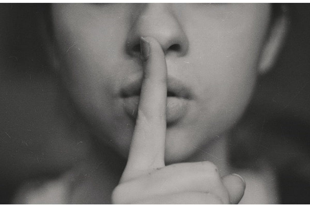 内緒話の夢は何を暗示している? | 夢占い分析