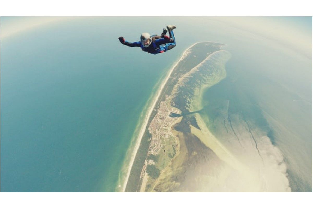 スカイダイビングの夢は何を暗示している?