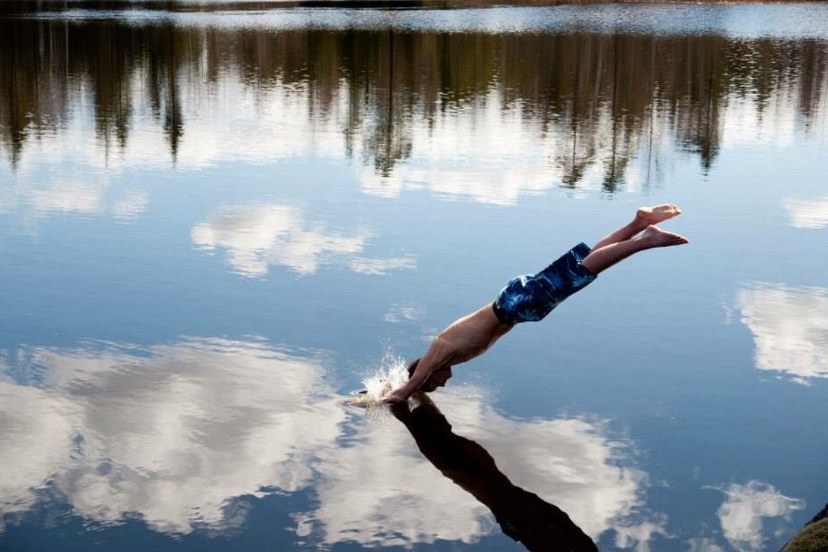 飛び込む夢は何を暗示している?