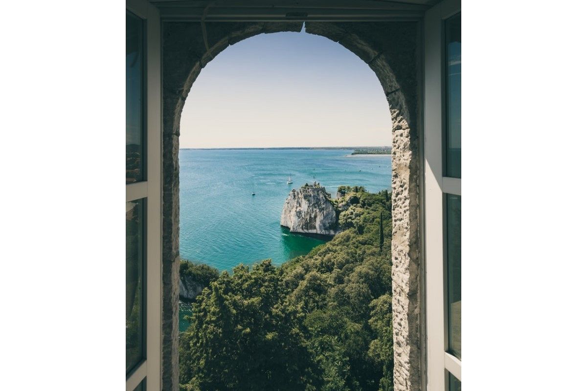 開く夢は何を暗示している?