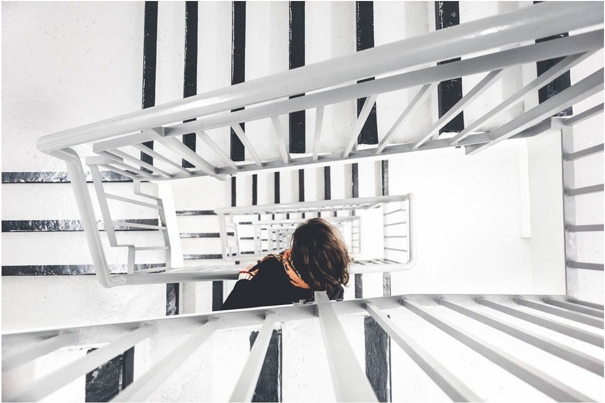 落とす夢は何を暗示している?