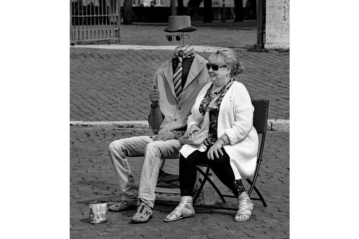 透明人間の夢は何を暗示している?