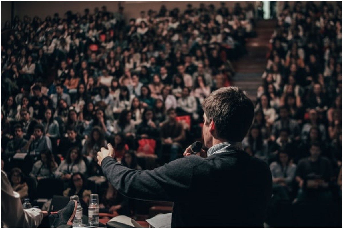 演説する夢は何を暗示している?