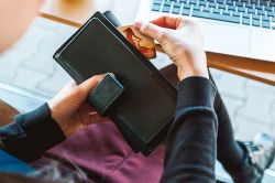 夢占い・夢診断│お金を払う夢は何を意味している? | シンボルの意味