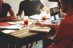 仕事占い│あなたのことを、職場の人たちはどう評価している?
