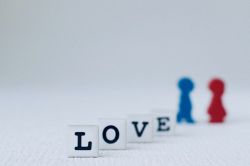恋愛占い│いい雰囲気なのに煮え切らない……。まさか、あの人はあなたからの告白待ち?