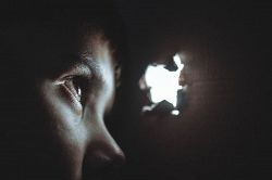 不倫占い│【婚外恋愛のリスク】バレている? 2人の関係に気づいている人の存在