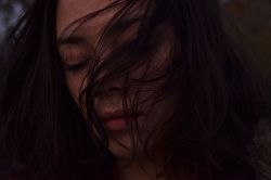 恋愛占い│もしかして、チャンスあり? 最近、強く感じるあの人の視線の意味とは?