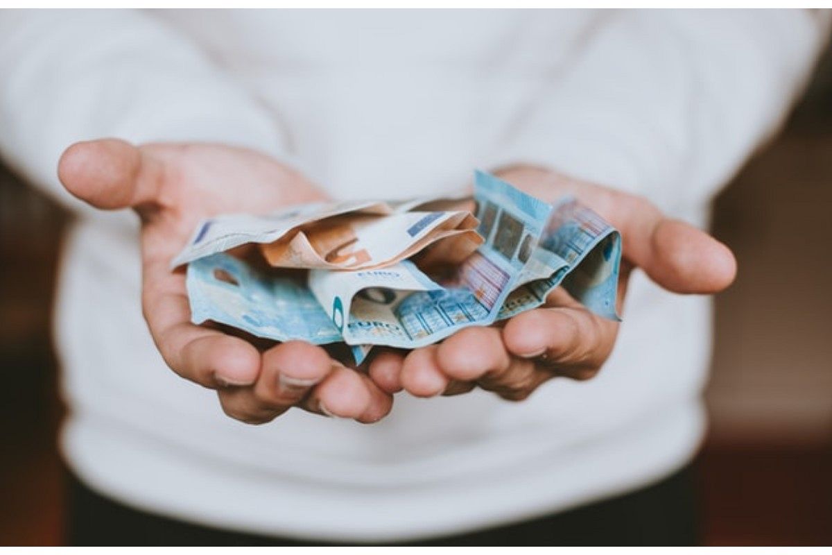 お金を貰う夢は何を暗示している？