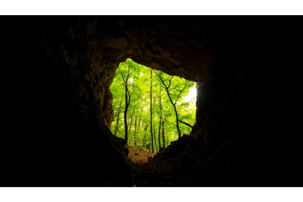 洞窟の夢は何を暗示している？