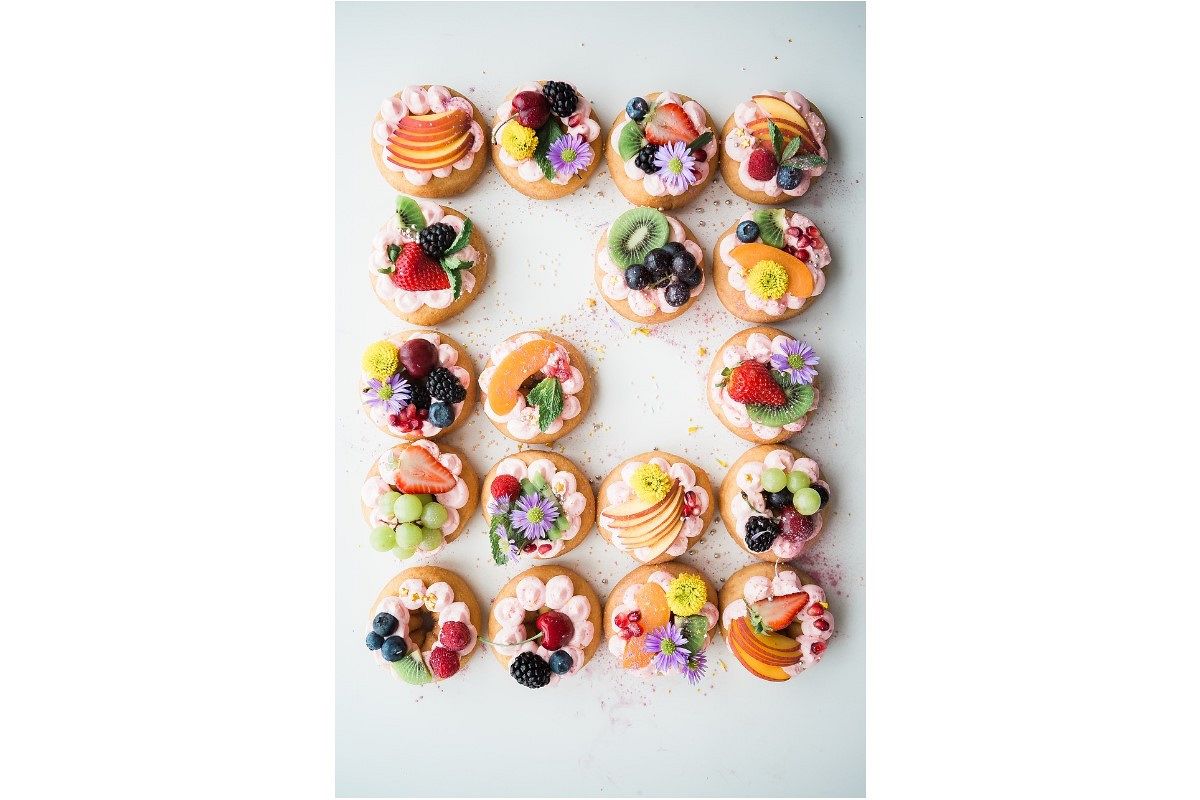 賑やかな音楽が流れるパーティー会場、色々な人と交流してみて！