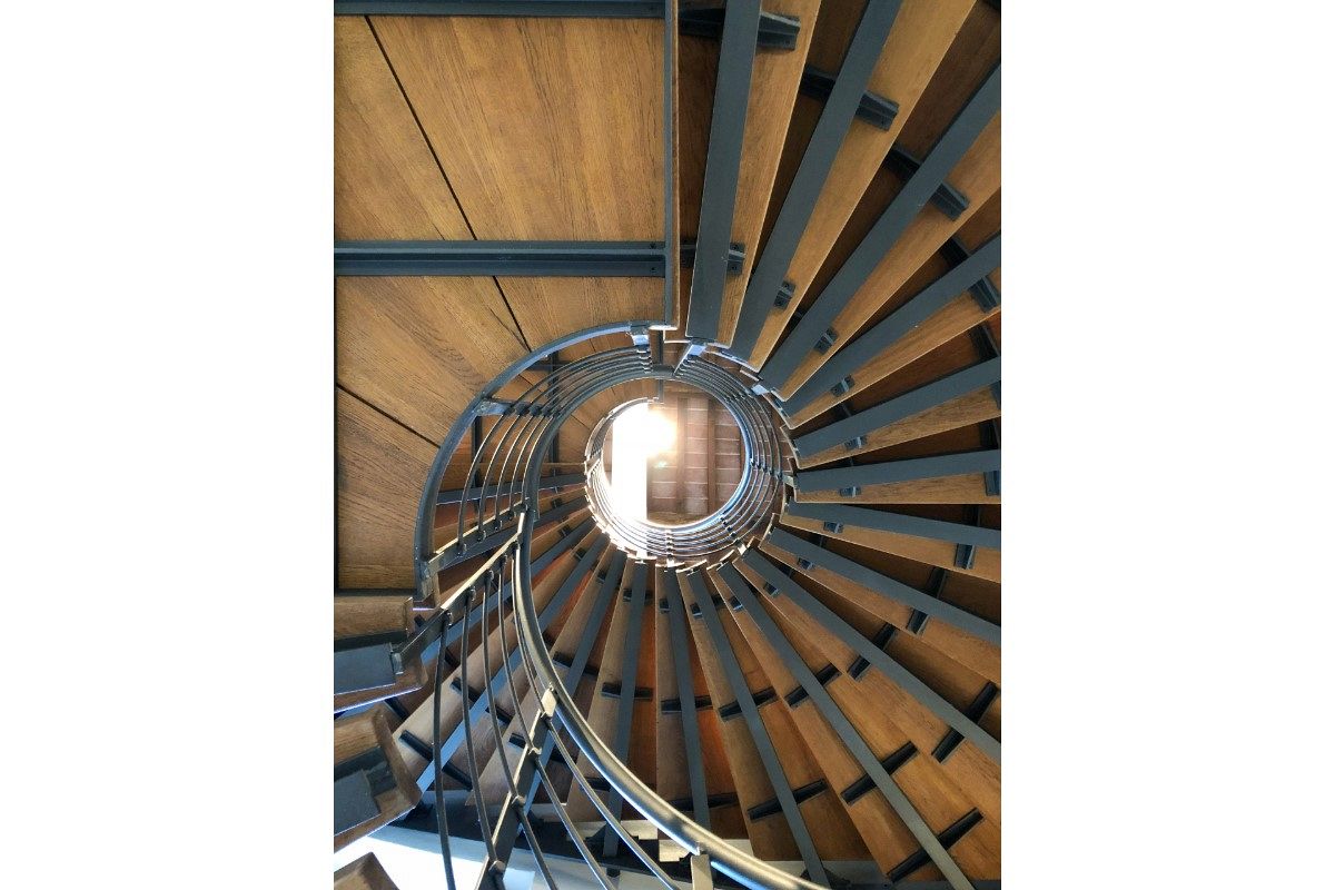 らせん階段(螺旋階段)の夢は何を暗示している？