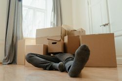 夢占い・夢診断│下敷きになる夢は何を暗示している？ | 夢診断ガイド