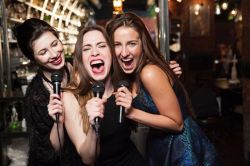 夢占い・夢診断│カラオケの夢は何を暗示している？