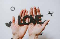 誕生日占い│苦しい片思いの結末…あなたの片思いは報われる？～誕生日占い