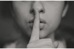 夢占い・夢診断│内緒話の夢は何を暗示している？ | 夢占い分析