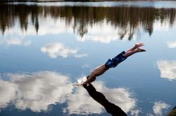 夢占い・夢診断│飛び込む夢は何を暗示している？