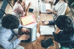 夢占い・夢診断│同僚の夢は何を暗示している？