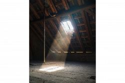 夢占い・夢診断│天井裏の夢は何を暗示している？