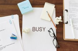 夢占い・夢診断│残業の夢は何を暗示している？