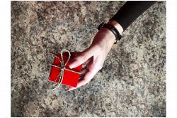 タロット占い│ただのノリ？それとも本気？あの人が「おねだり」してくる真意とは？