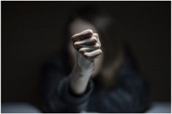 夢占い・夢診断│叩かれる夢の真実｜夢占いで知る運勢の変化