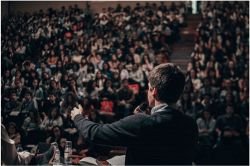 夢占い・夢診断│演説する夢は何を暗示している？