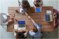 タロット占い│職場でどう思われている？会社でのあなたの評判教えます！