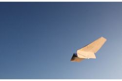 夢占い・夢診断│紙飛行機の夢は何を意味している？