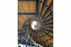 夢占い・夢診断│らせん階段(螺旋階段)の夢は何を暗示している？