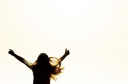 夢占い・夢診断│ガッツポーズの夢は何を暗示している？